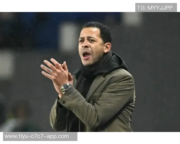 斯特拉斯堡主帅被切尔西挖走球迷愤怒表达不满情绪